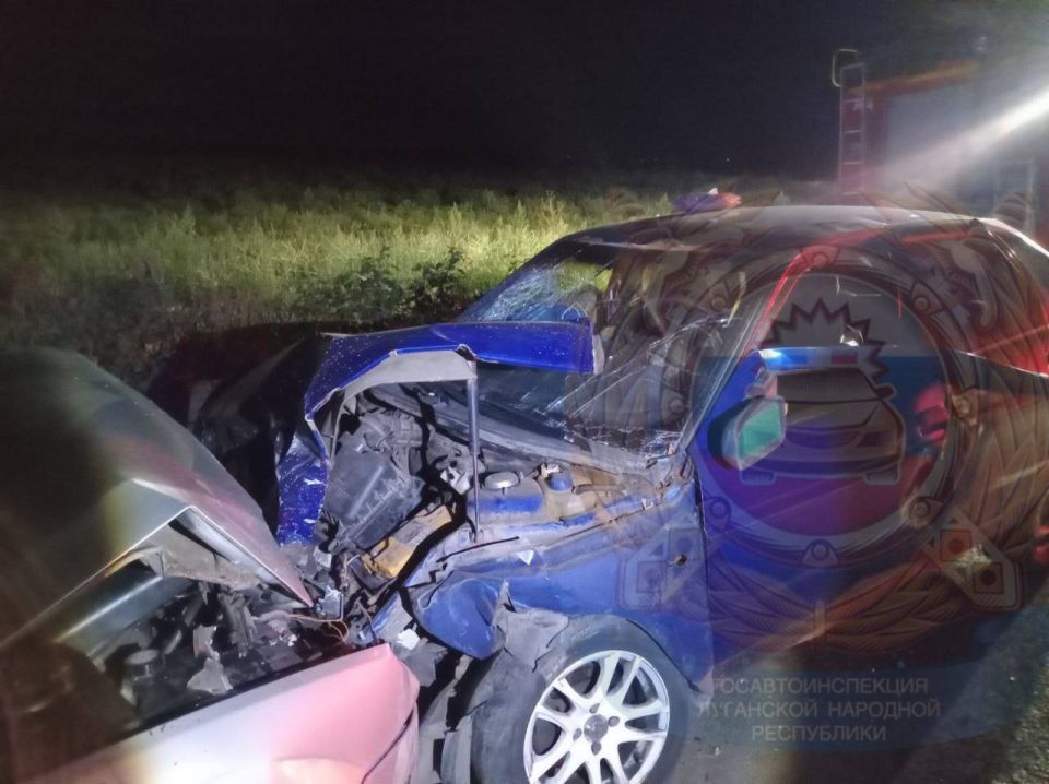 В Станично-Луганском округе сотрудники полиции разбираются в обстоятельствах ДТП, в котором пострадали три человека