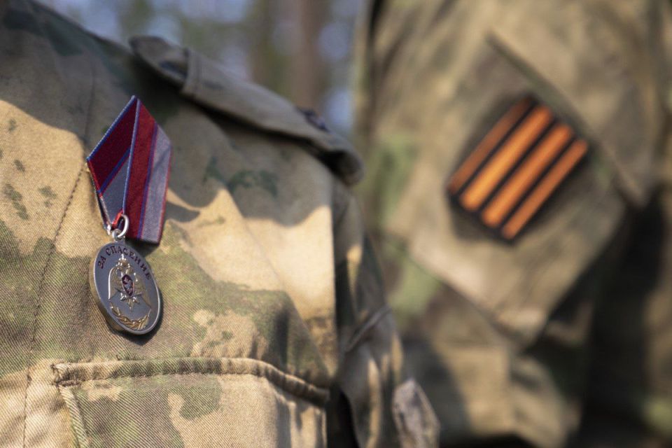 Медаль «За спасение». Ведомственных наград в преддверии Дня военного медика удостоены росгвардейцы, оказавшие помощь участникам серьезного ДТП под Луганском Медаль «За спасение». Ведомственных наград в преддверии Дня военного медика удостоены росгвардейцы, оказавшие помощь участникам серьезного ДТП под Луганском
