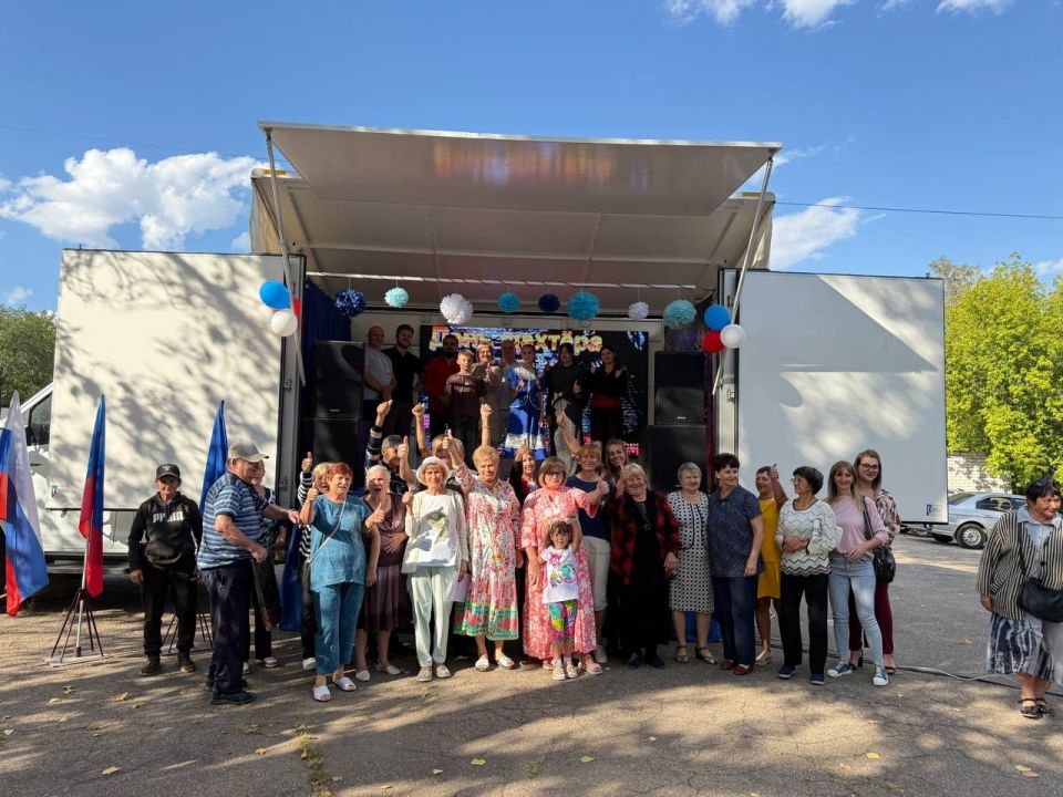Поздравления от артистов 26 августа принимали жители поселка Сабовка и Анненка, посетившие праздничный концерт, посвященный Дню шахтера и Дню города Поздравления от артистов 26 августа принимали жители поселка Сабовка и Анненка, посетившие праздничный концерт, посвященный Дню шахтера и Дню города