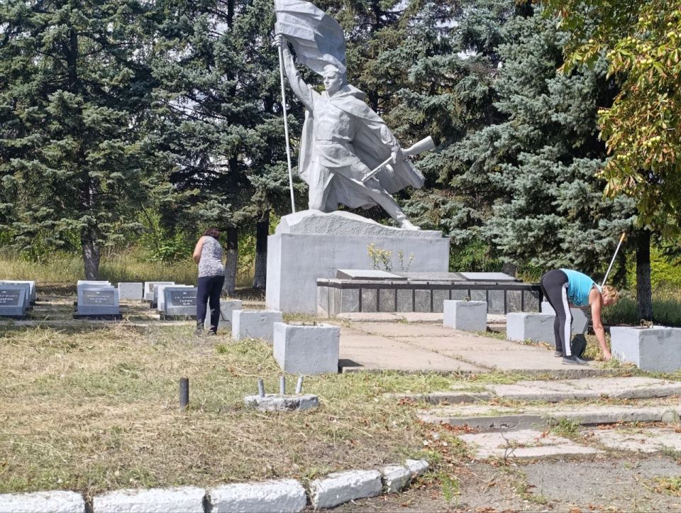 С целью обеспечения благоприятной среды для проживания населения, в пгт Ясеновский продолжаются работы по благоустройству территории С целью обеспечения благоприятной среды для проживания населения, в пгт Ясеновский продолжаются работы по благоустройству территории