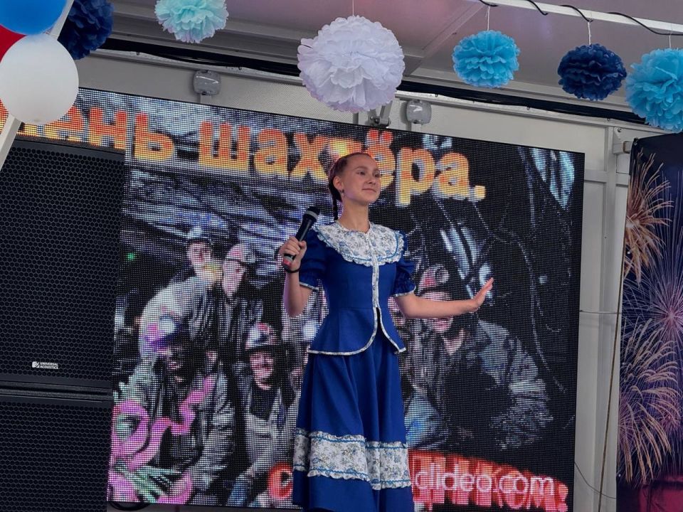 Поздравления от артистов 26 августа принимали жители поселка Сабовка и Анненка, посетившие праздничный концерт, посвященный Дню шахтера и Дню города Поздравления от артистов 26 августа принимали жители поселка Сабовка и Анненка, посетившие праздничный концерт, посвященный Дню шахтера и Дню города