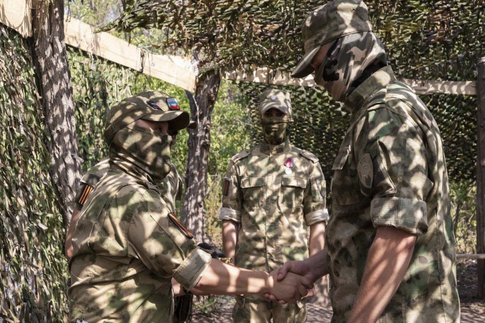 Медаль «За спасение». Ведомственных наград в преддверии Дня военного медика удостоены росгвардейцы, оказавшие помощь участникам серьезного ДТП под Луганском