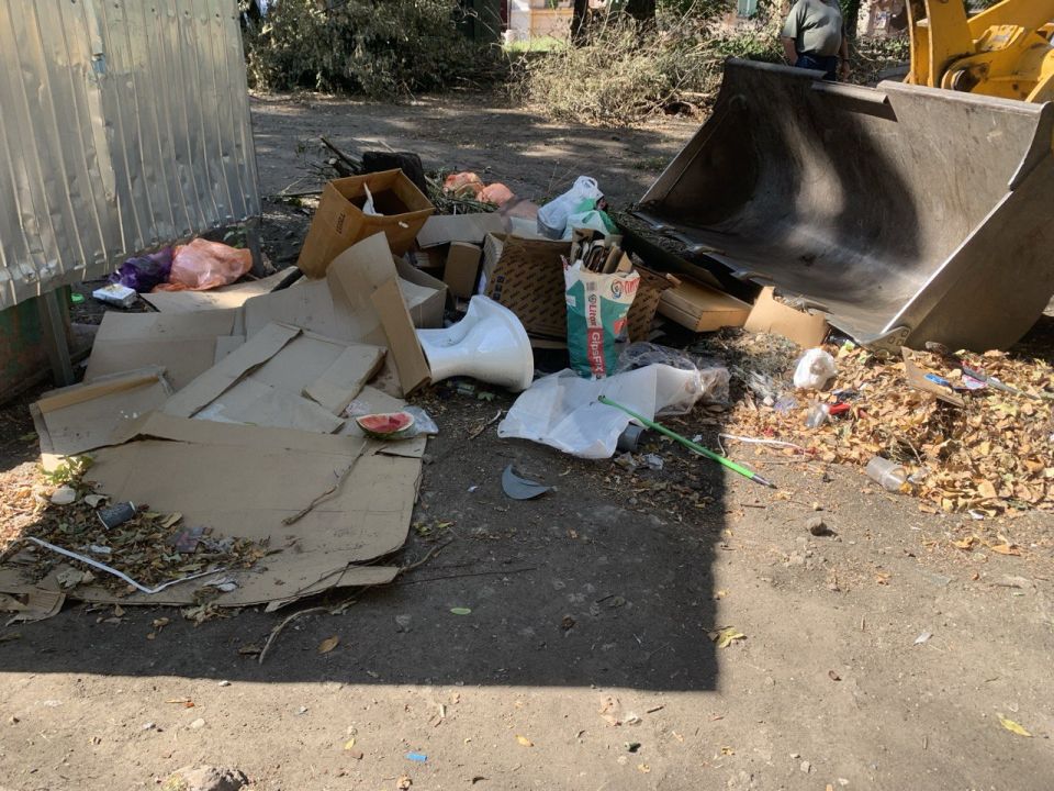 В Алчевске продолжается уборка мусора возле точек сбора коммунальных отходов и ликвидация несанкционированных свалок В Алчевске продолжается уборка мусора возле точек сбора коммунальных отходов и ликвидация несанкционированных свалок