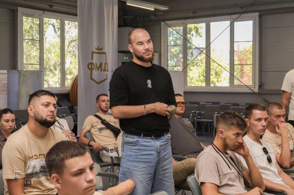 Ветеран СВО и социальный координатор фонда «Защитники Отечества» стал ключевым спикером на Форуме молодежи Донбасса Ветеран СВО и социальный координатор фонда «Защитники Отечества» стал ключевым спикером на Форуме молодежи Донбасса