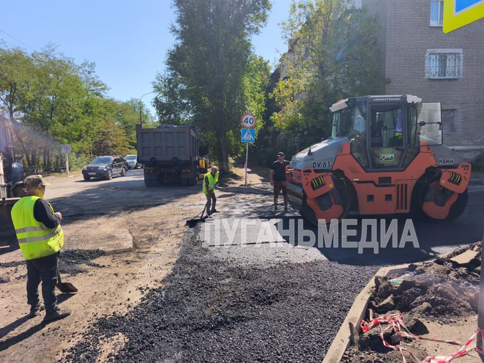 В Молодогвардейске ремонтируют дорогу по улице Ленина В Молодогвардейске ремонтируют дорогу по улице Ленина