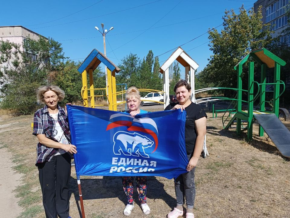 Активисты Брянковского местного отделения партии "Единая Россия" продолжают свою деятельность по благоустройству города Активисты Брянковского местного отделения партии "Единая Россия" продолжают свою деятельность по благоустройству города