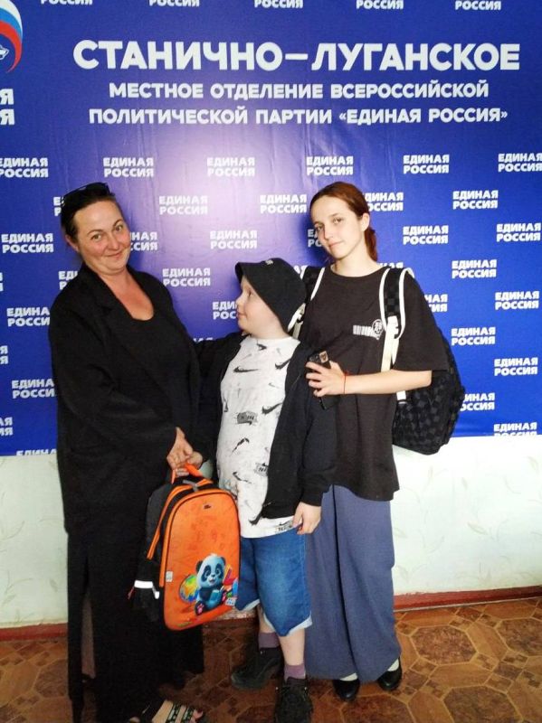 «ЕДИНАЯ РОССИЯ» продолжает выдавать детям рюкзаки и канцелярию в рамках акции «Собери ребенка в школу» «ЕДИНАЯ РОССИЯ» продолжает выдавать детям рюкзаки и канцелярию в рамках акции «Собери ребенка в школу»