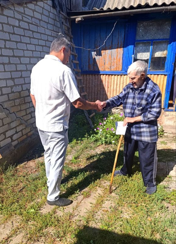 В рамках Года защитника Отечества и 80-летия Победы в Великой Отечественной войне 1941-1945 гг. сотрудники отдела жизнеобеспечения пгт Пролетарский вручили труженикам тыла персональные письма от Президента Российской... В рамках Года защитника Отечества и 80-летия Победы в Великой Отечественной войне 1941-1945 гг. сотрудники отдела жизнеобеспечения пгт Пролетарский вручили труженикам тыла персональные письма от Президента Российской...