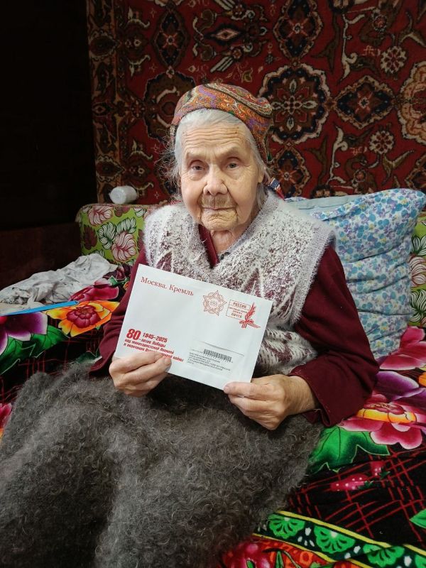 В Лутугинском муниципальном округе вручили персональные письма от Президента Российской Федерации В Лутугинском муниципальном округе вручили персональные письма от Президента Российской Федерации