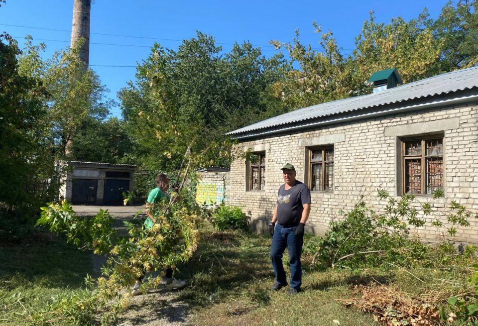 Работы по благоустройству территорий Антрацита продолжаются Работы по благоустройству территорий Антрацита продолжаются