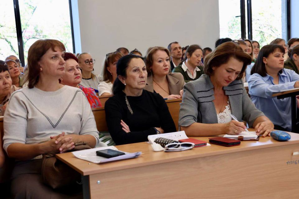 Принял участие в ежегодной августовской конференции руководителей детских школ искусств ЛНР, где обсудили ключевые вопросы развития этих учреждений накануне нового учебного года Принял участие в ежегодной августовской конференции руководителей детских школ искусств ЛНР, где обсудили ключевые вопросы развития этих учреждений накануне нового учебного года