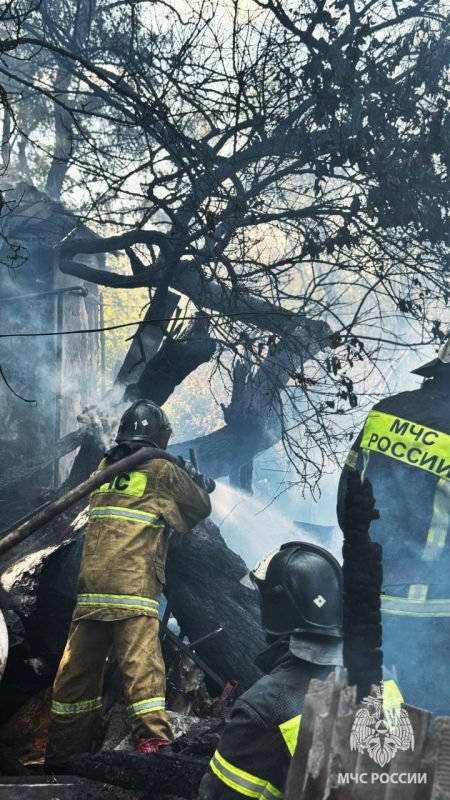Пожар в Луганске ликвидировали спасатели МЧС России в 18:55 Пожар в Луганске ликвидировали спасатели МЧС России в 18:55