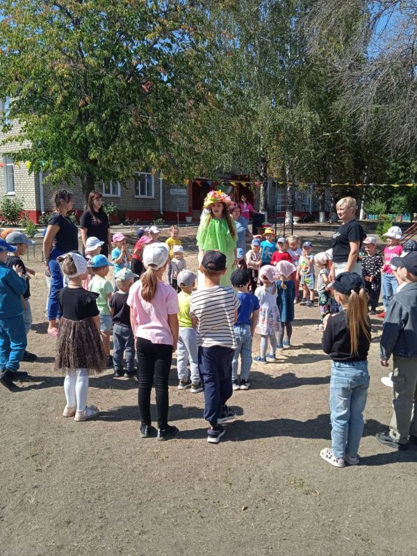 В Родаковском детском саду провели познавательно-развлекательную программу «С летом прощаемся, с осенью встречаемся!» В Родаковском детском саду провели познавательно-развлекательную программу «С летом прощаемся, с осенью встречаемся!»