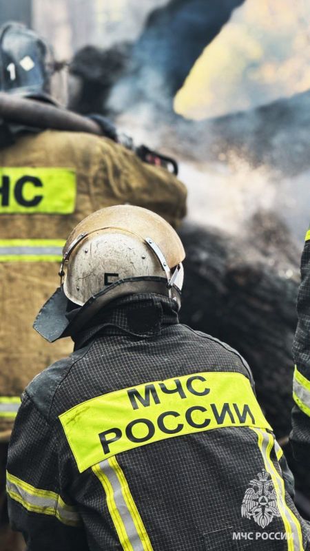 Пожар в Луганске ликвидировали спасатели МЧС России в 18:55 Пожар в Луганске ликвидировали спасатели МЧС России в 18:55