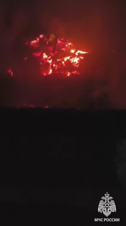 Поздней ночью спасатели МЧС России ликвидировали крупный пожар в частном секторе города Ровеньки
