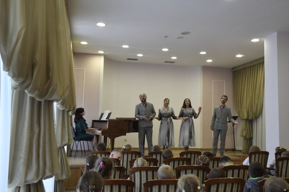 В Луганской филармонии прошел детский концерт «Краски детства» В Луганской филармонии прошел детский концерт «Краски детства»