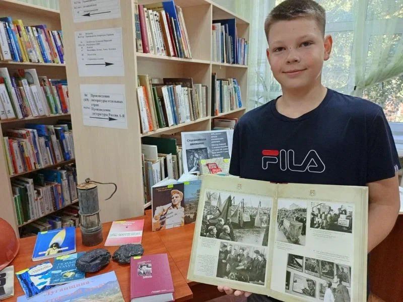 Луганская библиотека для детей проводит исторический хронограф к 90-летию стахановского движения «Родине — наш труд вдохновенный!» Луганская библиотека для детей проводит исторический хронограф к 90-летию стахановского движения «Родине — наш труд вдохновенный!»