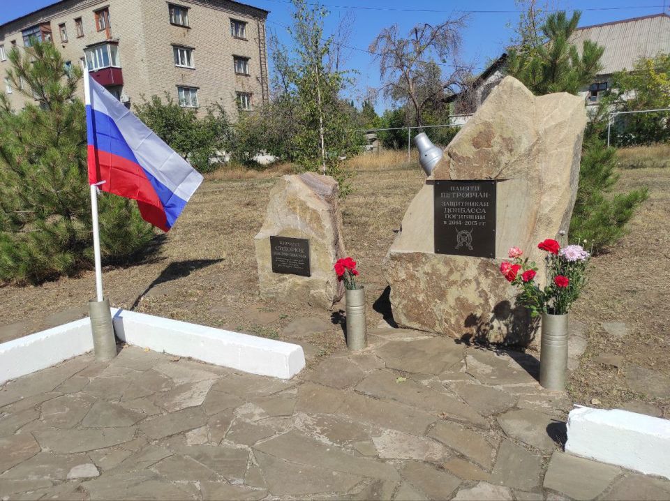 Члены УИК № 527 города Красный Луч почтили память погибших в 2014 году Члены УИК № 527 города Красный Луч почтили память погибших в 2014 году