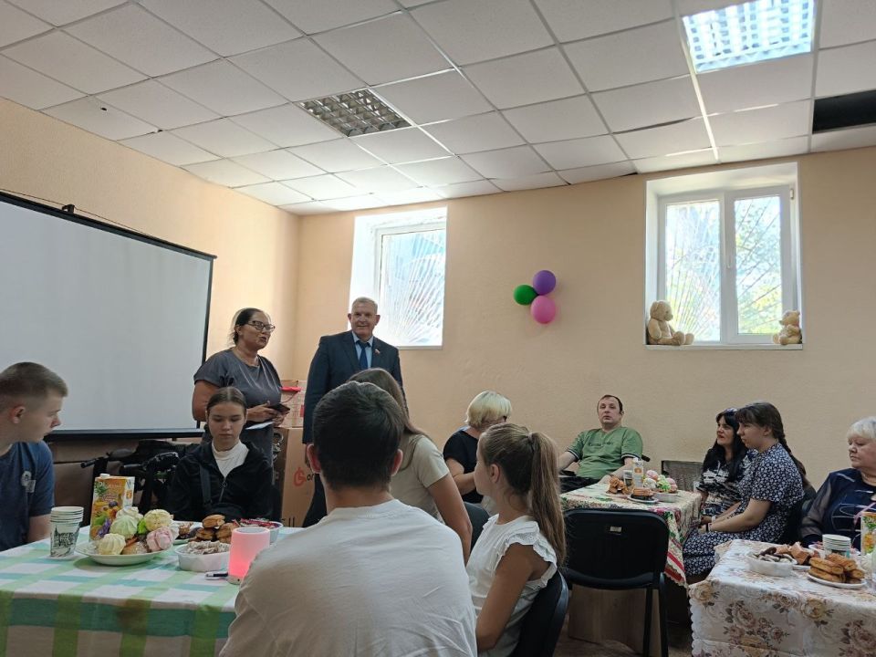 Владимир Шавлай: Сегодня посетил Краснодонскую местную общероссийскую общественную организацию «Всероссийского общества инвалидов», чтобы лично передать ребятам, символичные подарки - красивые рюкзаки и необходимые канцтовары Владимир Шавлай: Сегодня посетил Краснодонскую местную общероссийскую общественную организацию «Всероссийского общества инвалидов», чтобы лично передать ребятам, символичные подарки - красивые рюкзаки и необходимые канцтовары