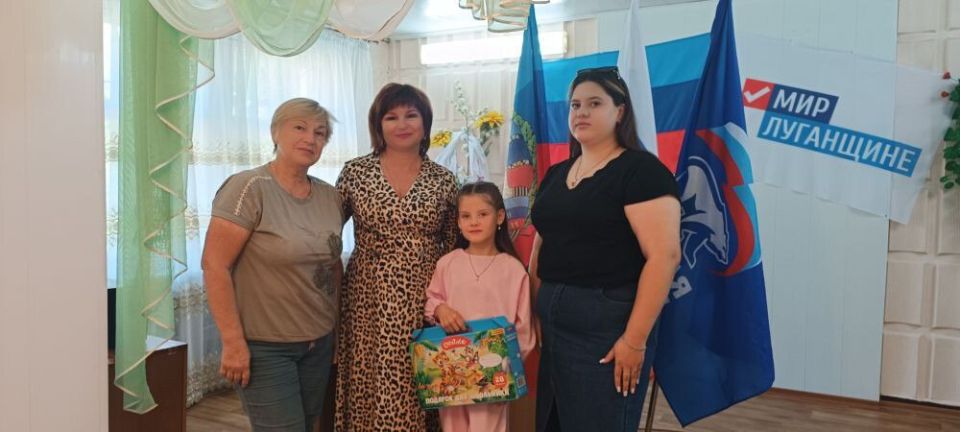 В посёлке городского типа Дубовский продолжается акция «Собери ребёнка в школу», инициированная Всероссийской политической партией «Единая Россия» В посёлке городского типа Дубовский продолжается акция «Собери ребёнка в школу», инициированная Всероссийской политической партией «Единая Россия»