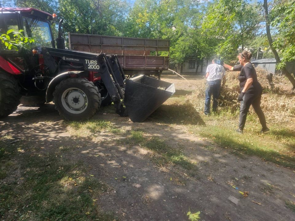 Сегодня работниками МУП “ЖЭК” г. Ровеньки совместно с сотрудниками отдела жизнеобеспечения пгт Дзержинский Администрации городского округа город Ровеньки была осуществлена работа по вывозу ранее вырубленной поросли с... Сегодня работниками МУП “ЖЭК” г. Ровеньки совместно с сотрудниками отдела жизнеобеспечения пгт Дзержинский Администрации городского округа город Ровеньки была осуществлена работа по вывозу ранее вырубленной поросли с...