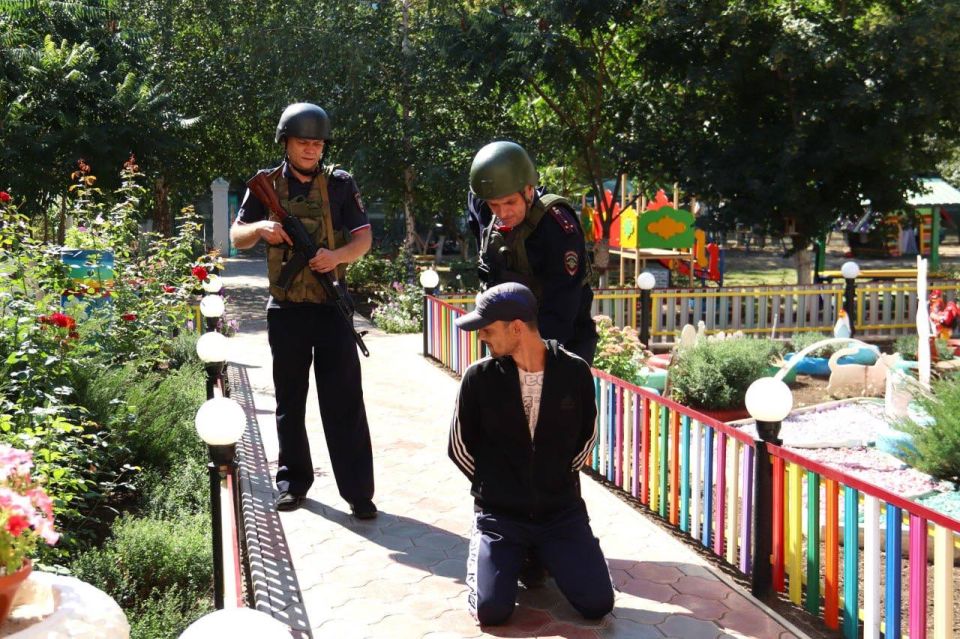 В ЛНР прошли антитеррористические учения В ЛНР прошли антитеррористические учения