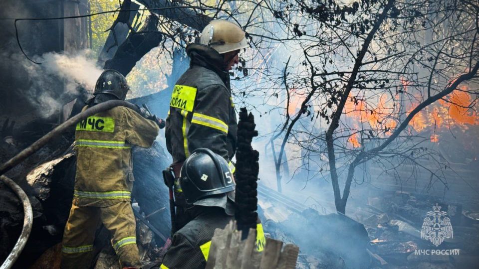 Пожар в Луганске ликвидировали спасатели МЧС России в 18:55 Пожар в Луганске ликвидировали спасатели МЧС России в 18:55