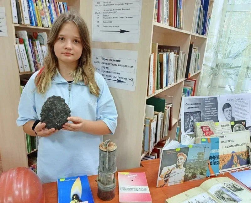 Луганская библиотека для детей проводит исторический хронограф к 90-летию стахановского движения «Родине — наш труд вдохновенный!» Луганская библиотека для детей проводит исторический хронограф к 90-летию стахановского движения «Родине — наш труд вдохновенный!»