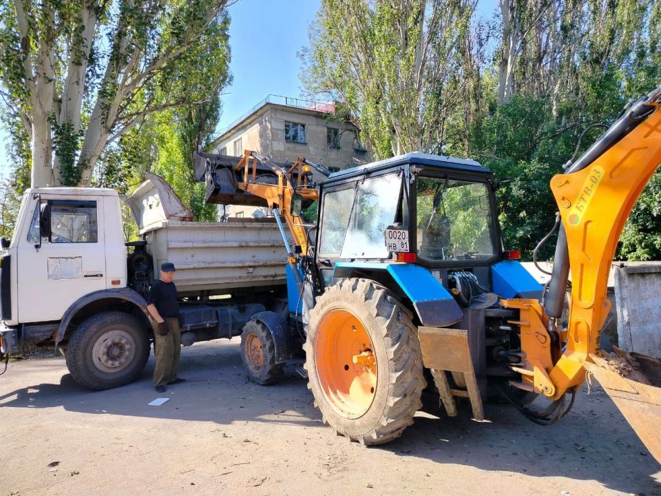 Работы про ликвидации несанкционированных свалок возле площадок ТКО продолжаются ежедневно Работы про ликвидации несанкционированных свалок возле площадок ТКО продолжаются ежедневно