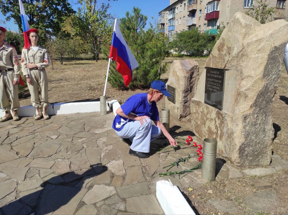 Члены УИК № 527 города Красный Луч почтили память погибших в 2014 году Члены УИК № 527 города Красный Луч почтили память погибших в 2014 году