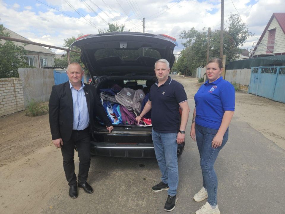 При поддержке советника врио главы Тамбовской области школьные принадлежности вручили новоайдарским семьям При поддержке советника врио главы Тамбовской области школьные принадлежности вручили новоайдарским семьям