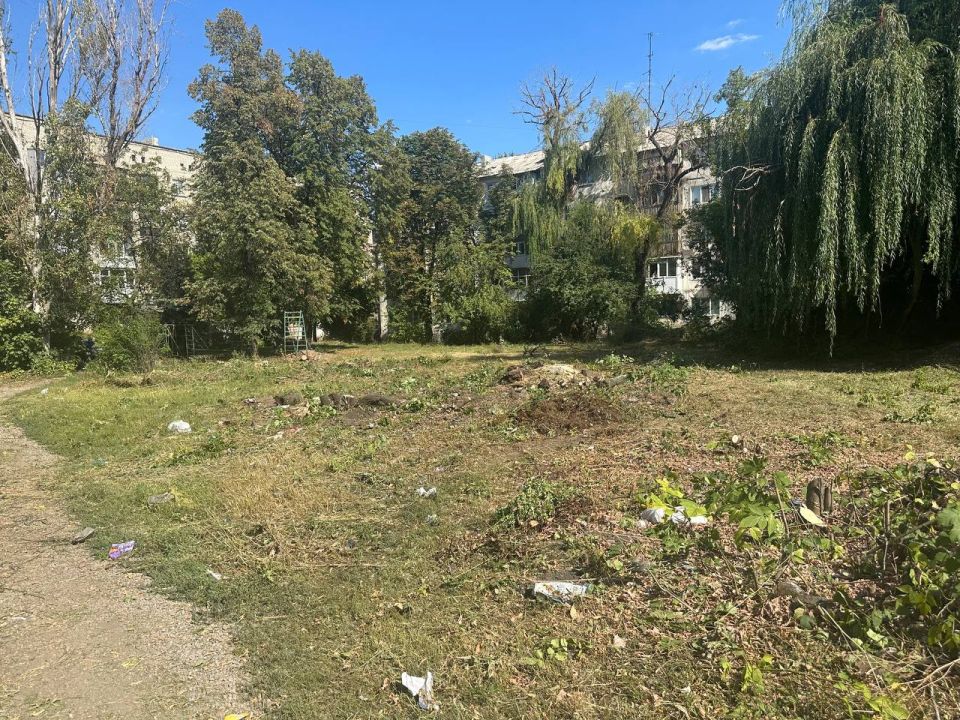 Работы по благоустройству территорий Антрацита продолжаются Работы по благоустройству территорий Антрацита продолжаются