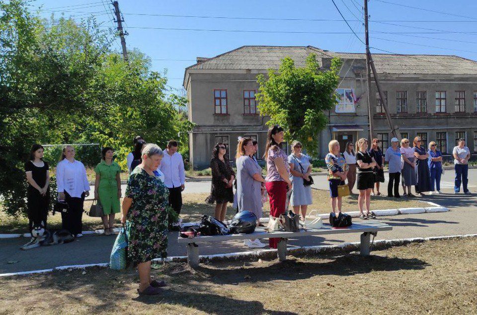 Члены УИК № 527 города Красный Луч почтили память погибших в 2014 году Члены УИК № 527 города Красный Луч почтили память погибших в 2014 году
