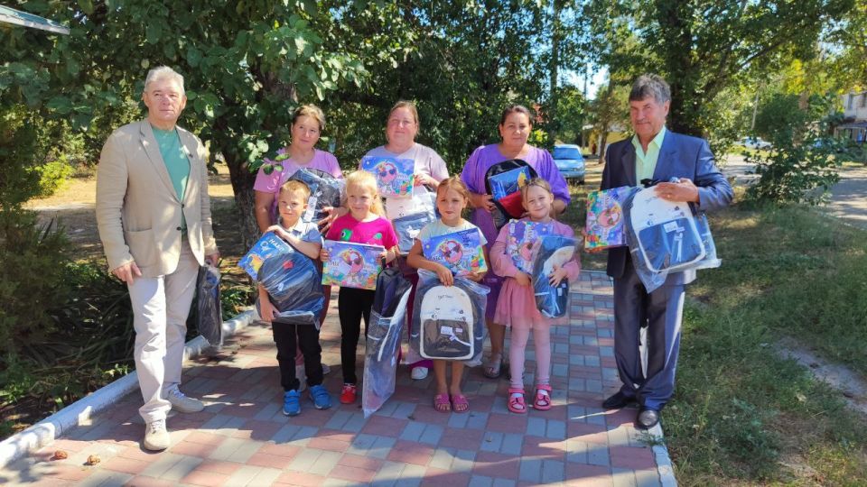 28.08.2025 в преддверии Дня знаний депутат Народного Совета ЛНР от КПРФ, атаман КНГ (ЛНР), генерал-майор Щекатунов Виктор Иванович совместно с депутатом Луганского городского совета от КПРФ, заместителем атамана по... 28.08.2025 в преддверии Дня знаний депутат Народного Совета ЛНР от КПРФ, атаман КНГ (ЛНР), генерал-майор Щекатунов Виктор Иванович совместно с депутатом Луганского городского совета от КПРФ, заместителем атамана по...