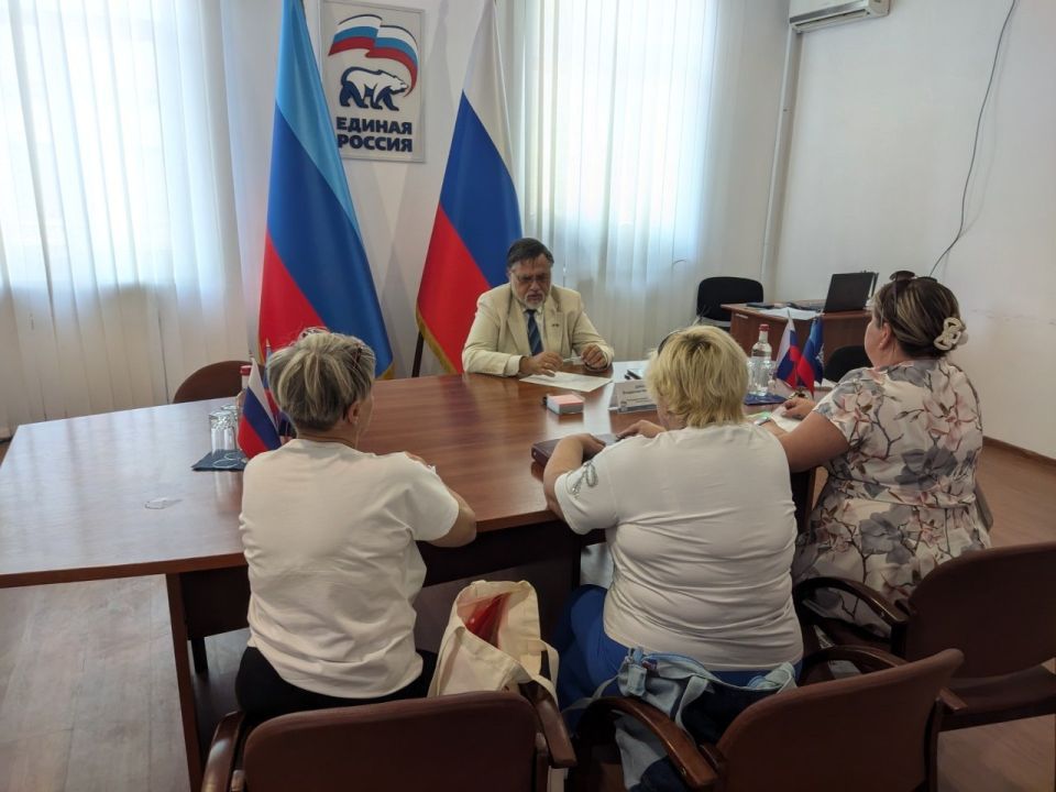 28 августа представитель МИД России в г.Луганске В.Н.Дейнего на площадке Луганской Региональной общественной приёмной Председателя Партии «ЕДИНАЯ РОССИЯ» Д.А.Медведева провёл очередной приём граждан 28 августа представитель МИД России в г.Луганске В.Н.Дейнего на площадке Луганской Региональной общественной приёмной Председателя Партии «ЕДИНАЯ РОССИЯ» Д.А.Медведева провёл очередной приём граждан