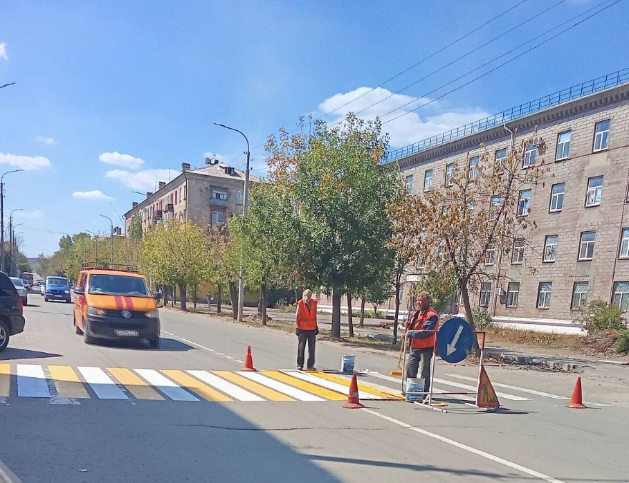 Коммунальные службы проводят работы на территории города Коммунальные службы проводят работы на территории города