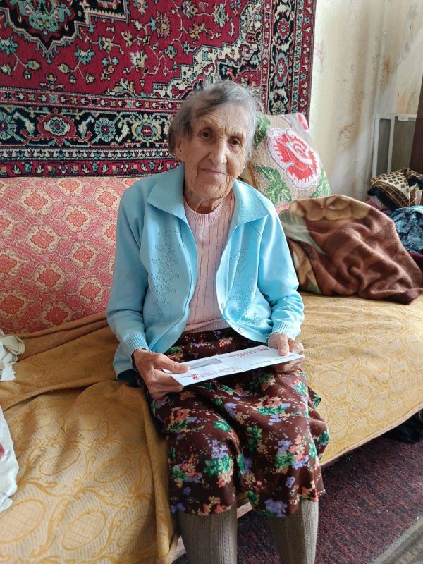 В Лутугинском муниципальном округе вручили персональные письма от Президента Российской Федерации В Лутугинском муниципальном округе вручили персональные письма от Президента Российской Федерации