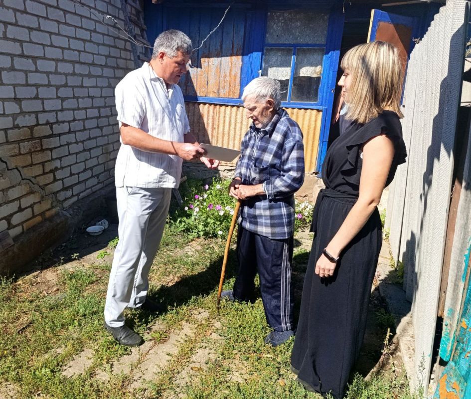 В рамках Года защитника Отечества и 80-летия Победы в Великой Отечественной войне 1941-1945 гг. сотрудники отдела жизнеобеспечения пгт Пролетарский вручили труженикам тыла персональные письма от Президента Российской... В рамках Года защитника Отечества и 80-летия Победы в Великой Отечественной войне 1941-1945 гг. сотрудники отдела жизнеобеспечения пгт Пролетарский вручили труженикам тыла персональные письма от Президента Российской...