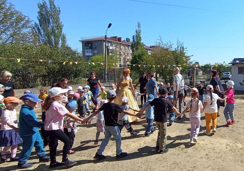 В Родаковском детском саду провели познавательно-развлекательную программу «С летом прощаемся, с осенью встречаемся!» В Родаковском детском саду провели познавательно-развлекательную программу «С летом прощаемся, с осенью встречаемся!»