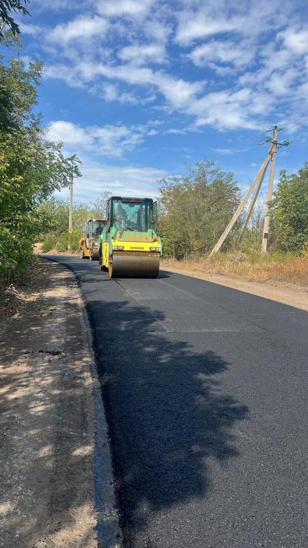 В Луганске на улице Краснояровская ведутся работы по ремонту дорожного покрытия В Луганске на улице Краснояровская ведутся работы по ремонту дорожного покрытия