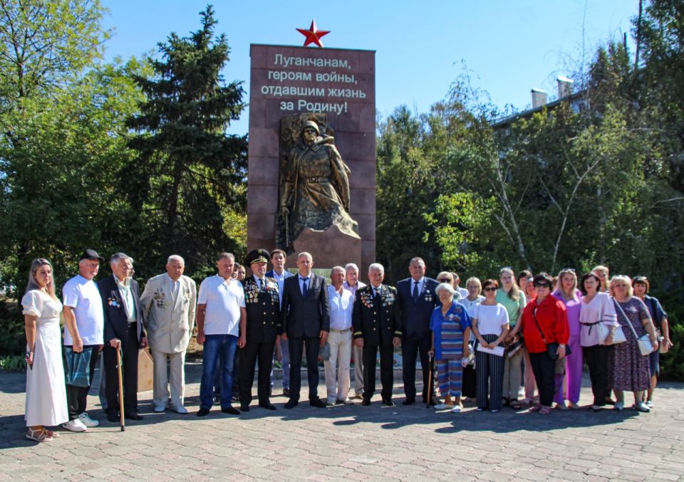 От забоя до поля боя. В поселке Юбилейное в преддверии Дня шахтера состоялось торжественное возложение цветов к памятнику воинам-шахтерам, в том числе воевавшим в прославленной 395-й Шахтерской дивизии От забоя до поля боя. В поселке Юбилейное в преддверии Дня шахтера состоялось торжественное возложение цветов к памятнику воинам-шахтерам, в том числе воевавшим в прославленной 395-й Шахтерской дивизии