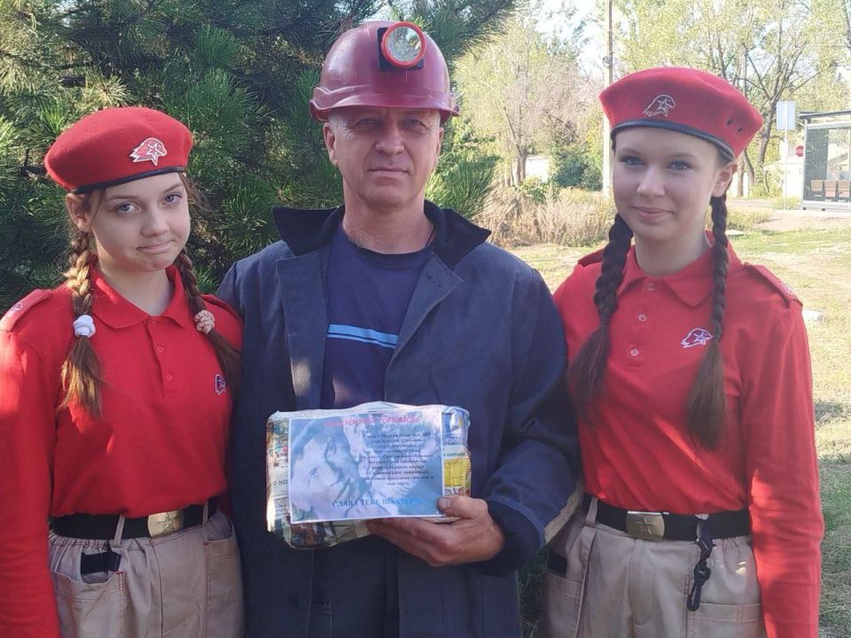 Мы- молодёжь, гордимся подвигами и рекордами наших дедов! Мы- молодёжь, гордимся подвигами и рекордами наших дедов!