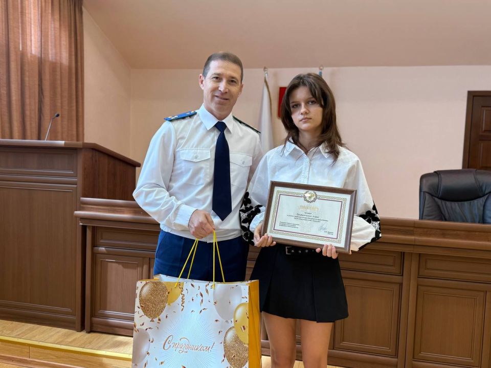 В Прокуратуре ЛНР наградили победителей конкурса «Прокуроры на страже детства» В Прокуратуре ЛНР наградили победителей конкурса «Прокуроры на страже детства»