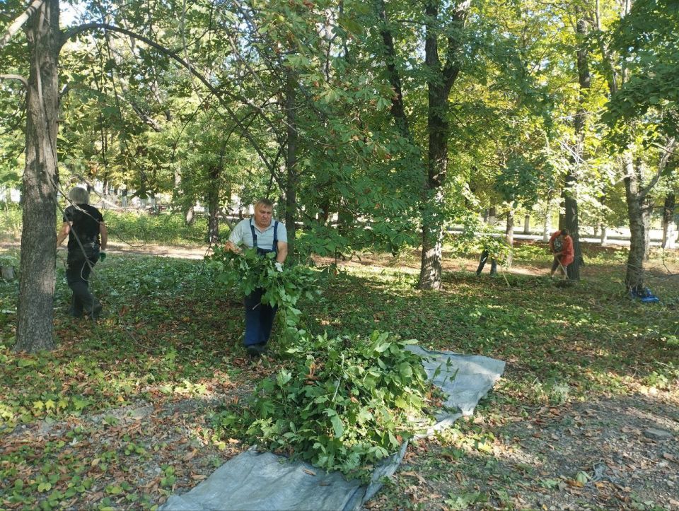 Чистая страна: В Красном Луче продолжаются субботники Чистая страна: В Красном Луче продолжаются субботники