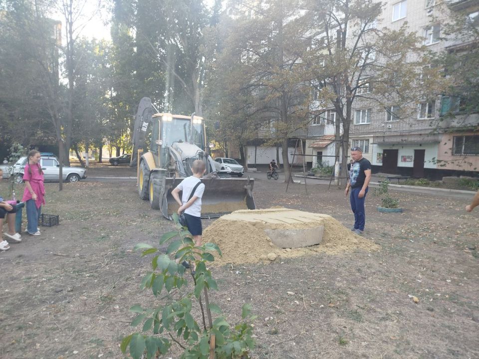 Сторонники ВПП "Единая Россия" провели акцию по благоустройству двора в 3 микрорайоне Сторонники ВПП "Единая Россия" провели акцию по благоустройству двора в 3 микрорайоне