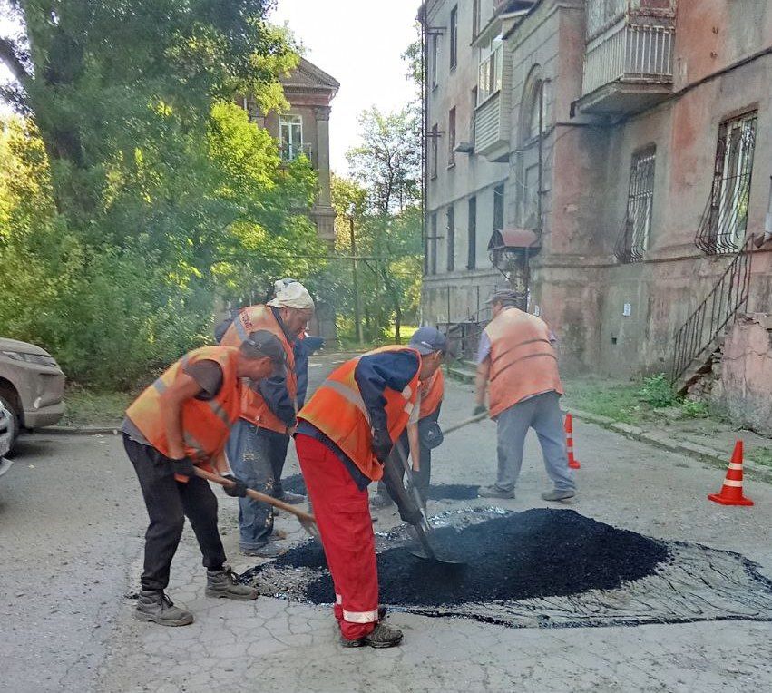 Коммунальные службы проводят работы на территории города Коммунальные службы проводят работы на территории города