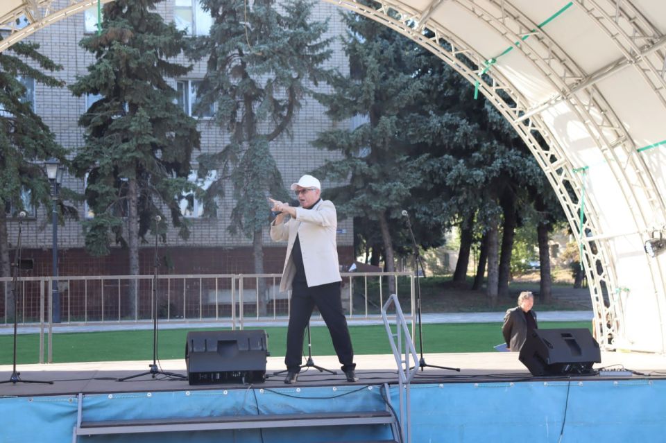 Для антрацитовцев состоялась программа «Культура в помощь Донбассу», приуроченная ко Дню шахтера Для антрацитовцев состоялась программа «Культура в помощь Донбассу», приуроченная ко Дню шахтера