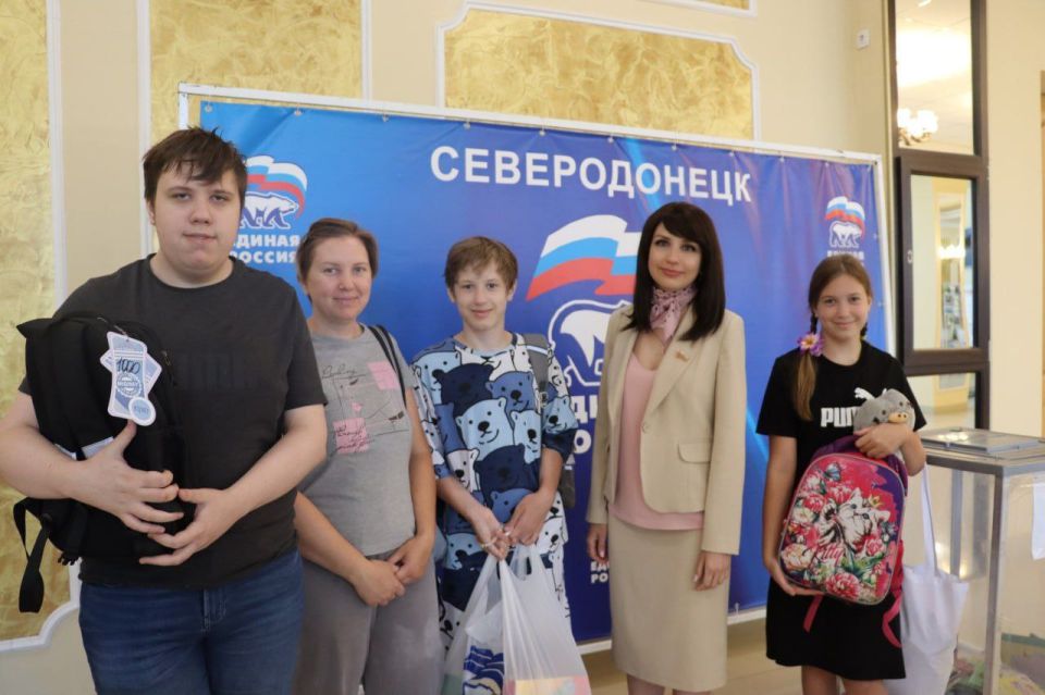 Яна Сылкина: Ещё четыре семьи получили рюкзаки и канцелярские наборы в рамках акции "Собери ребенка в школу", объявленной партией "ЕДИНАЯ РОССИЯ" Яна Сылкина: Ещё четыре семьи получили рюкзаки и канцелярские наборы в рамках акции "Собери ребенка в школу", объявленной партией "ЕДИНАЯ РОССИЯ"