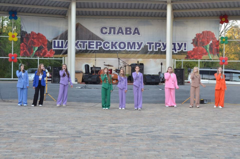 29 августа в парке им. «Молодой гвардии» состоялся вечерний концерт, посвященный Дню шахтёра 29 августа в парке им. «Молодой гвардии» состоялся вечерний концерт, посвященный Дню шахтёра