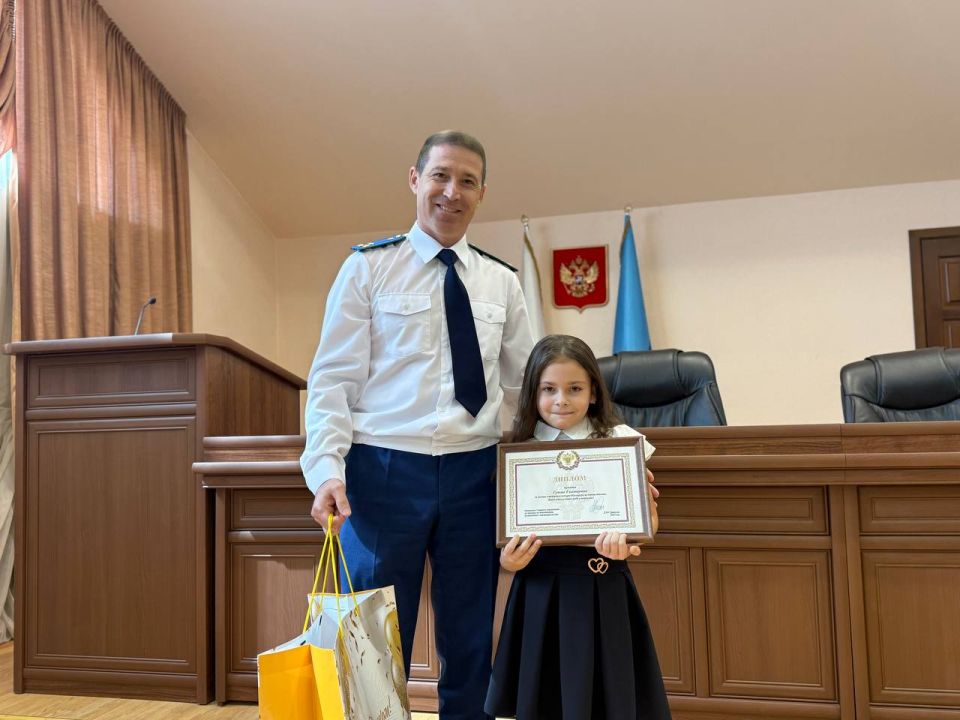 В прокуратуре Луганской Народной Республике состоялось награждение победителей конкурса «Прокуроры на страже детства», проведенного в рамках тематических мероприятий, связанных с 80-летней годовщиной создания в составе... В прокуратуре Луганской Народной Республике состоялось награждение победителей конкурса «Прокуроры на страже детства», проведенного в рамках тематических мероприятий, связанных с 80-летней годовщиной создания в составе...